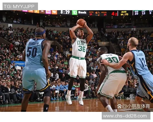 灰熊与凯尔特人激战正酣NBA赛季精彩对决引发球迷热议